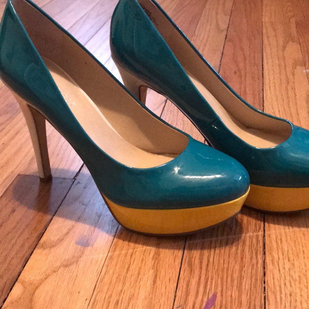 Nine West teal pumps with white and yellow.
